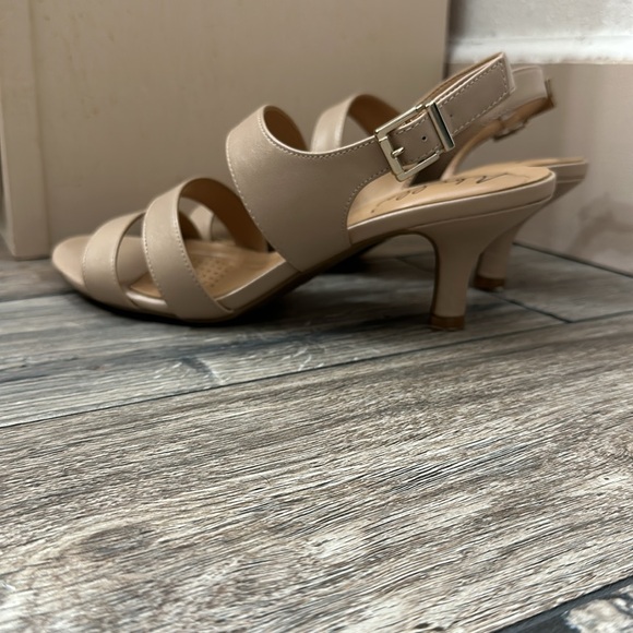 Francine low heeled sandals - Picture 2 of 4